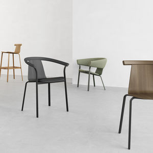 sedia moderna / con braccioli / impilabile / ergonomica