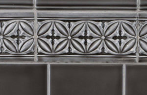fregio in ceramica