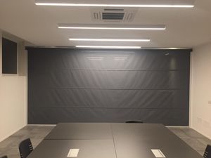 divisorio per ufficio con fissaggio a soffitto 1