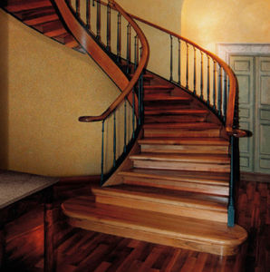 scala circolare / con struttura in legno / con gradini in legno / con alzata
