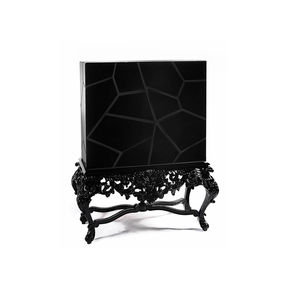 credenza con piedi alti