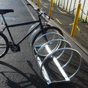 rastrelliera per biciclette a pavimento