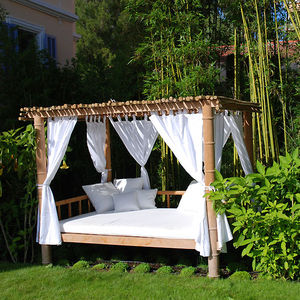 letto da giardino a baldacchino