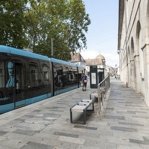 panca per spazi pubblici contemporanea 1