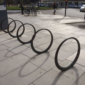 rastrelliera per biciclette a pavimento