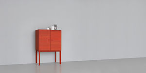 credenza con piedi alti