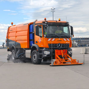 spazzatrice montata su camion