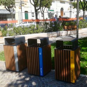pattumiera pubblica / in metallo / in legno / per spazi pubblici