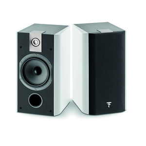 altoparlante con scaffali