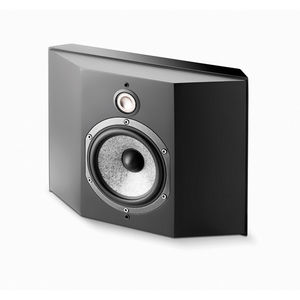 altoparlante con scaffali