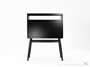 credenza con piedi alti