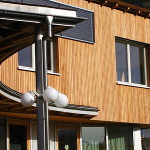 rivestimento di facciata a doghe / in legno / con scanalature / FSC