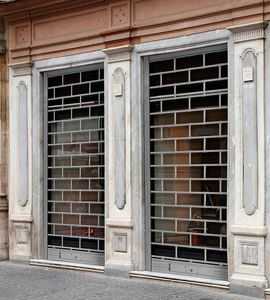 porta metallica avvolgibile per negozio