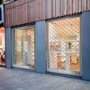 porta metallica avvolgibile per negozio 1