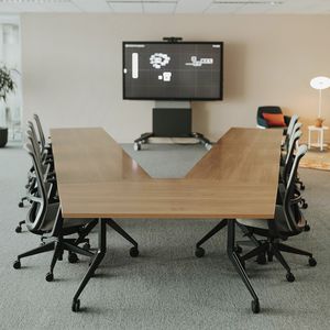 tavolo per corsi di formazione contemporaneo