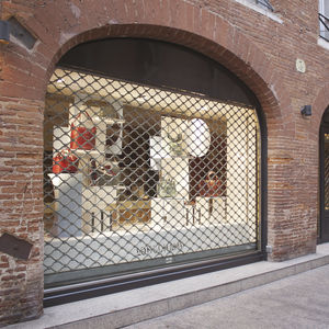 porta metallica avvolgibile per negozio 1