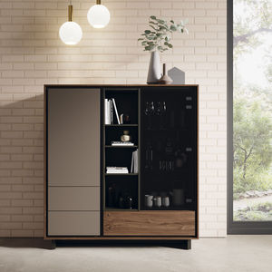 credenza moderna / in legno laccato / in noce / in vetro