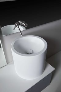 lavabo da appoggio / tondo / in Corian® / in stile