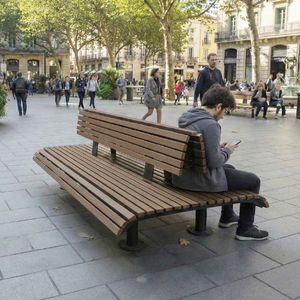 panca per spazi pubblici contemporanea