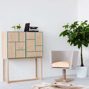 credenza con piedi alti