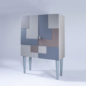 credenza con piedi alti