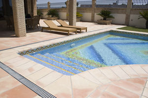 bordo di piscina in ceramica