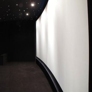 Schermo di proiezione curvo