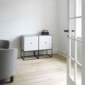 credenza con piedi alti