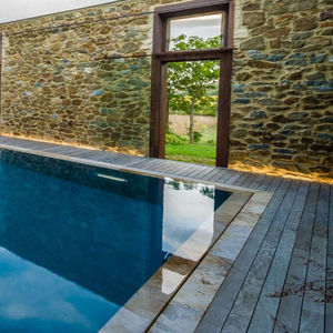 bordo di piscina in travertino