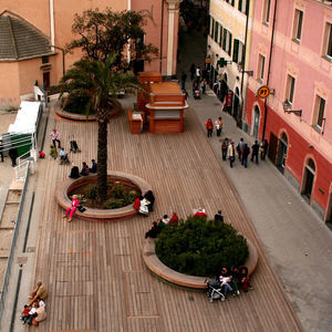 panca per spazi pubblici contemporanea
