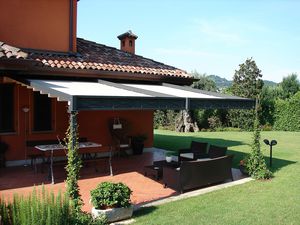 pergola addossata