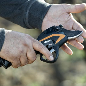 cesoia con alimentazione a batteria