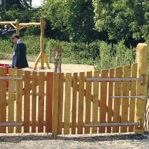 cancelli battenti / in legno / a lamelle / contract