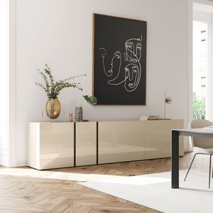 credenza con piedi alti