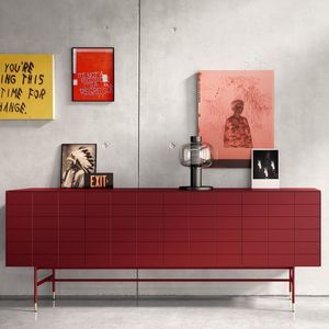 credenza con piedi alti