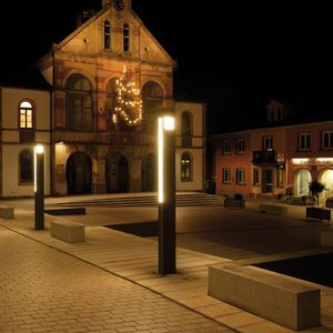 colonna luminosa moderna / in alluminio estruso / in vetro / LED
