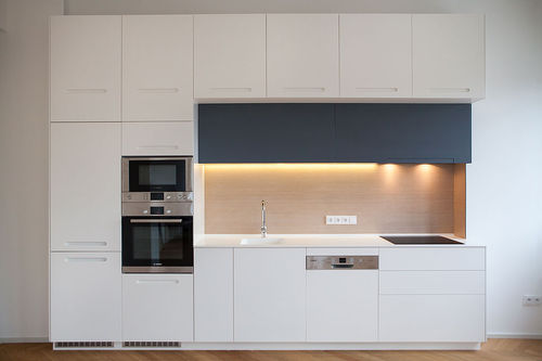 Cucina contemporanea - ELEGANT AND TIMELESS - LE BON spol.s.r.o. - in rovere / con maniglia integrata / bianca