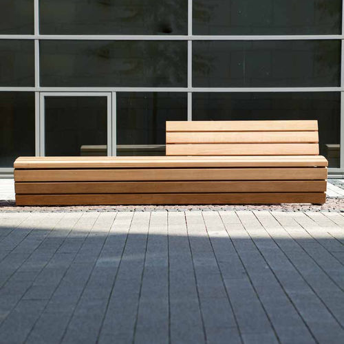 Panca per spazi pubblici contemporanea - Cado corpus - Gem. Westeifel Werke GmbH - in acciaio galvanizzato / in legno di latifoglie / con schienale
