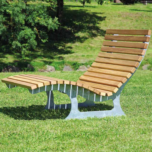 Lettino prendisole contemporaneo - RHEINLAND 2.0 - Gem. Westeifel Werke GmbH - in legno di latifoglie / in acciaio galvanizzato / per spazio pubblico