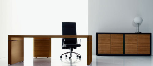 Scrivania contemporanea - SIMPOSIO - NEWFORM Ufficio - in legno / con base in pannelli / contract