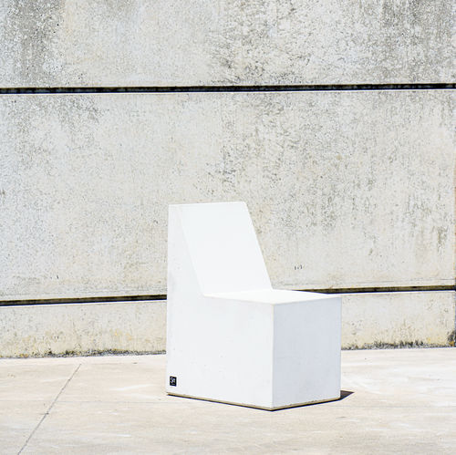 Panca per spazi pubblici contemporanea - FORM : 540 - SIT Urban Design - in calcestruzzo / con schienale