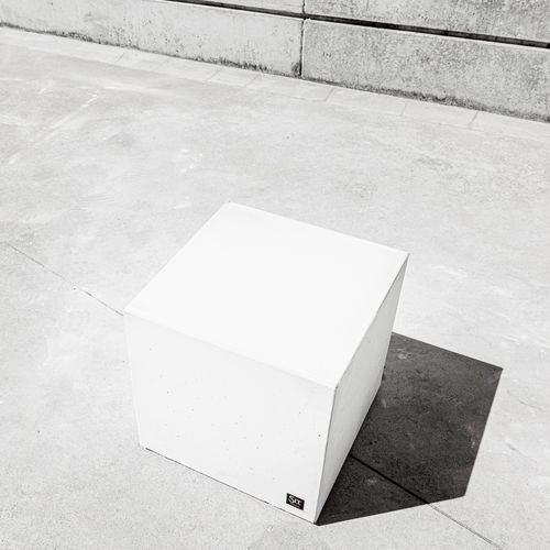 Sgabello contemporaneo - FORM : 541 - SIT Urban Design - in calcestruzzo / quadrato / per spazio pubblico