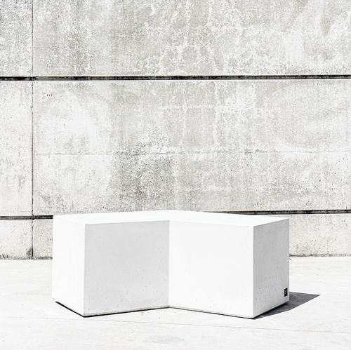 Panca per spazi pubblici contemporanea - FORM : 542 - SIT Urban Design - in calcestruzzo