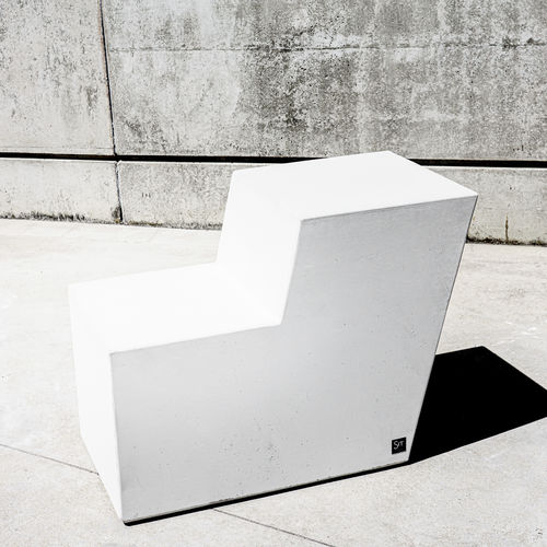 Panca per spazi pubblici contemporanea - FORM : 543 - SIT Urban Design - in calcestruzzo / con schienale