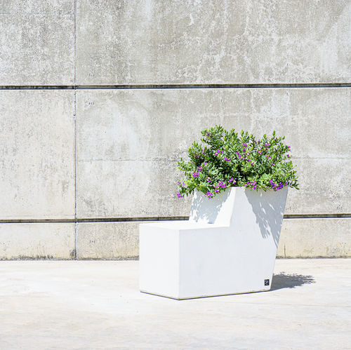 Panca per spazi pubblici contemporanea - FORM : 543.FL - SIT Urban Design - in calcestruzzo / con schienale / con fioriera integrata
