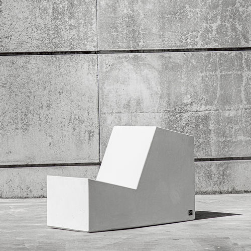 Chauffeuse contemporanea - FORM : 544 - SIT Urban Design - in calcestruzzo / da giardino / per spazi pubblici