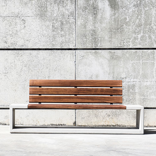 Panca per spazi pubblici contemporanea - OUTLINE : 531 - SIT Urban Design - in legno / in calcestruzzo / con schienale