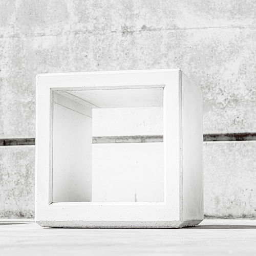 Sgabello contemporaneo - OUTLINE : 537 - SIT Urban Design - in calcestruzzo / quadrato / per spazio pubblico