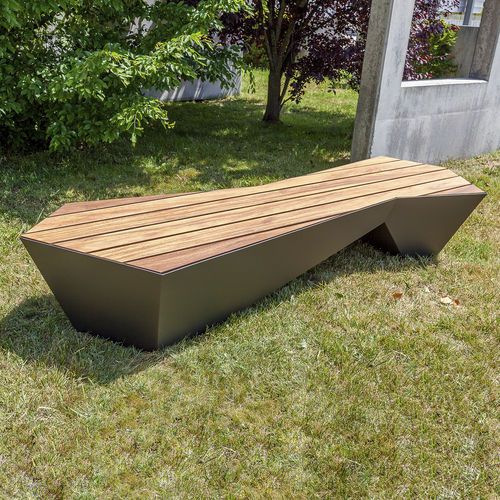 Panca per spazi pubblici contemporanea - SKEW : 610 - SIT Urban Design - in legno / in ferro