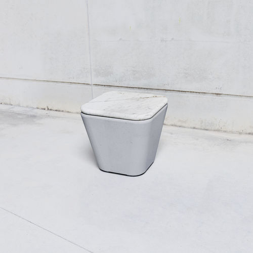 Sgabello design minimalista - SMOOTH: 593.S - SIT Urban Design - in calcestruzzo / con base centrale / per spazio pubblico